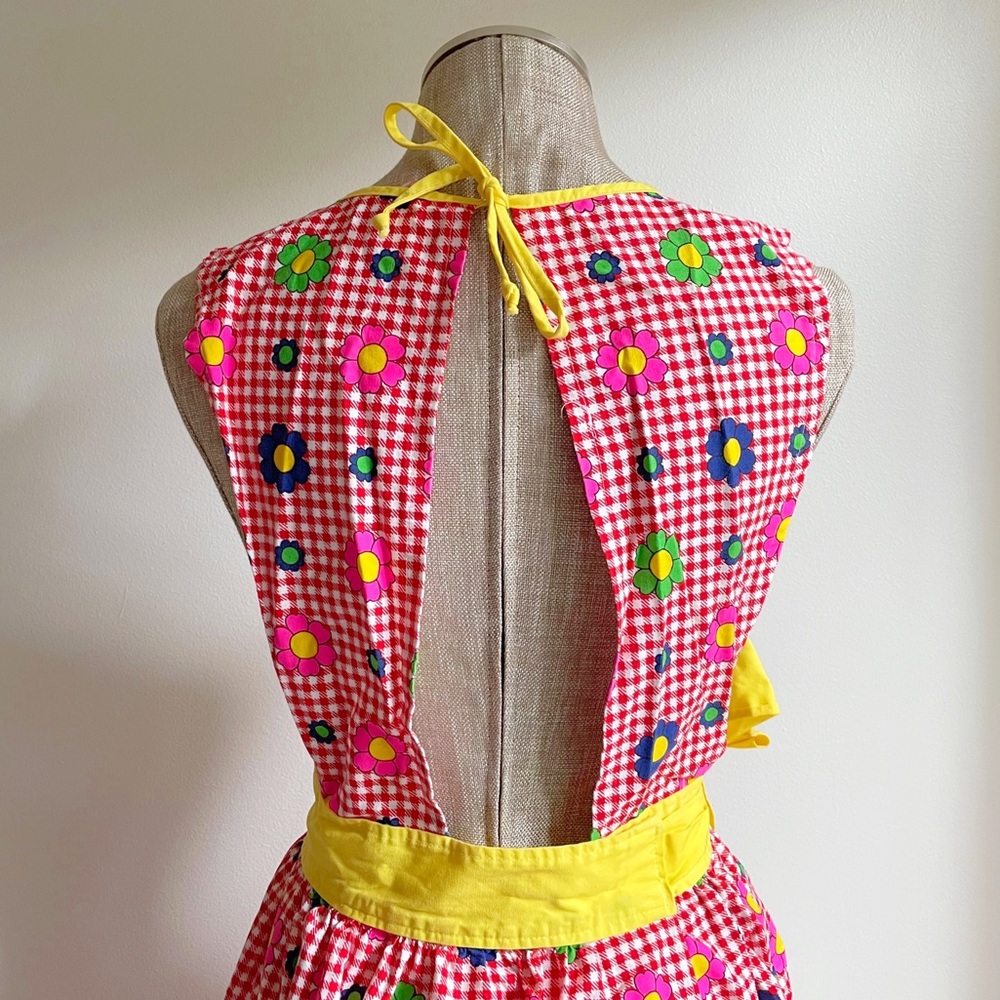 Vintage Red Groovy Floral Apron Pinafore - Picture 11 of 13